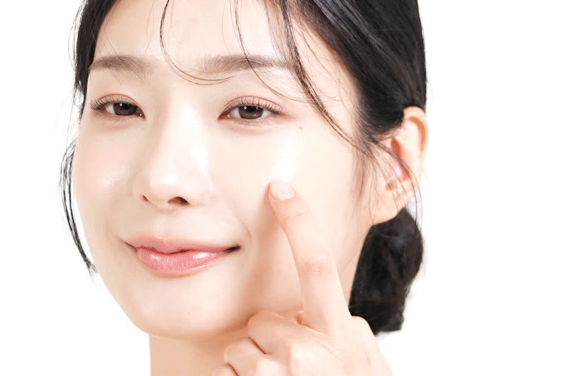 웃으며 볼을 만지는 모델