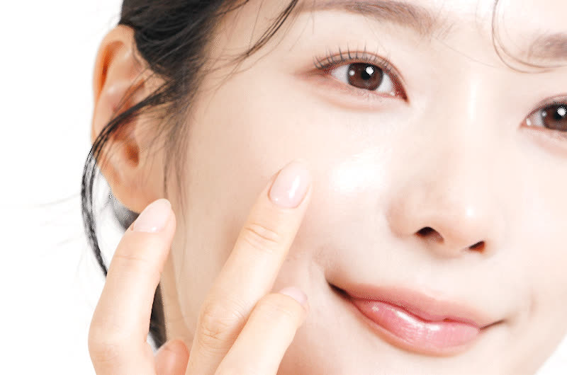 볼에 앰플을 펴 바르는 모델