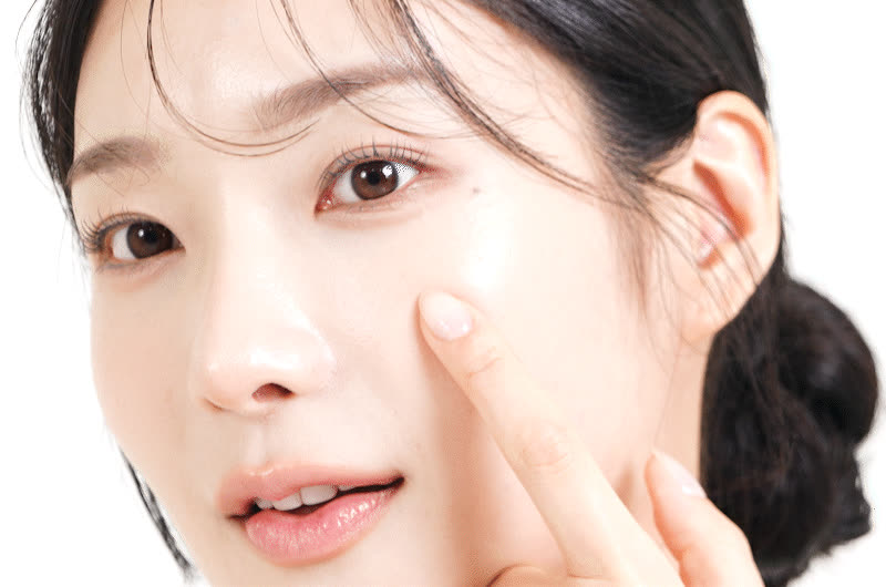 볼에 손끝을 댄 모델