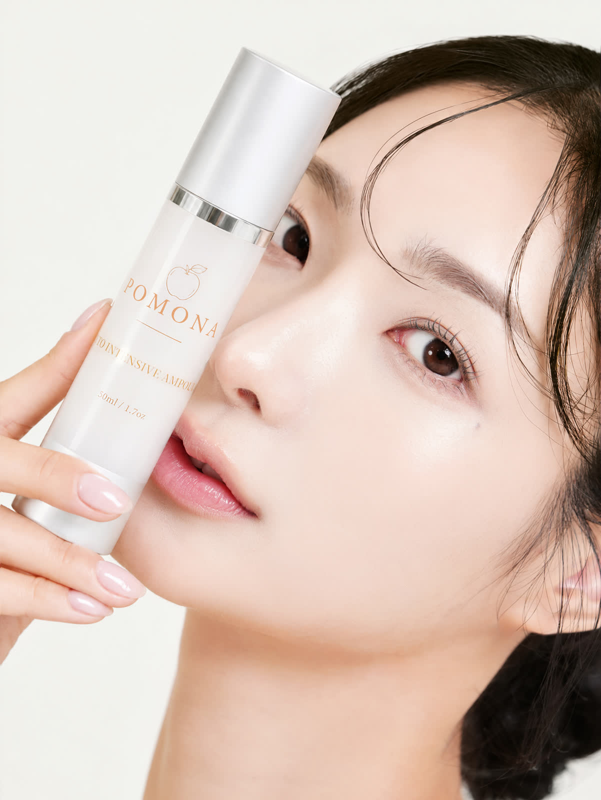 POMONA 앰플을 얼굴 가까이 든 모델